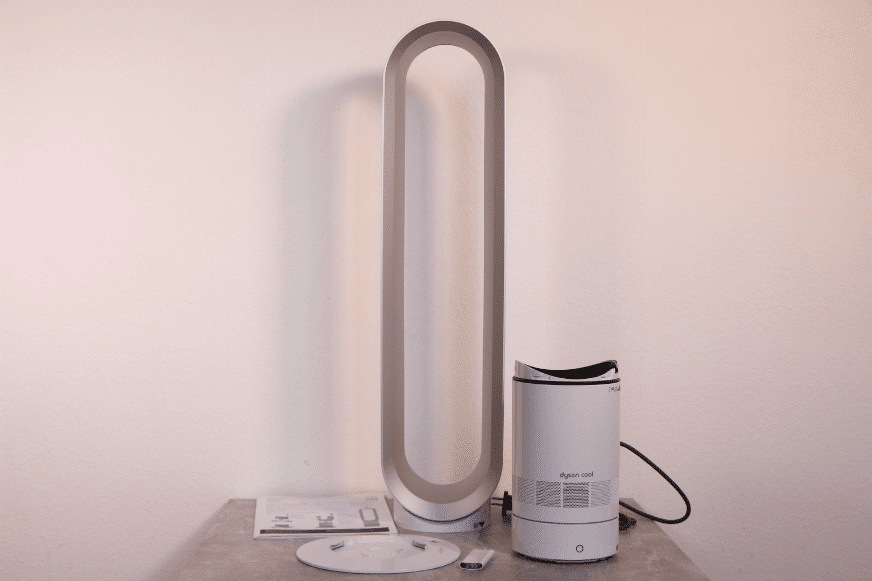 Der Dyson Cool AM07 Turmventilator besteht aus einem Sockel und dem ovalen Luftauslassring